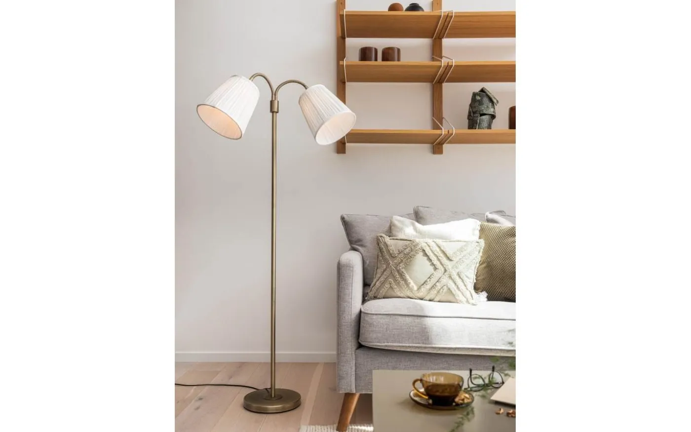 Amy Tvåarmad Golvfot 150cm Antikmässing