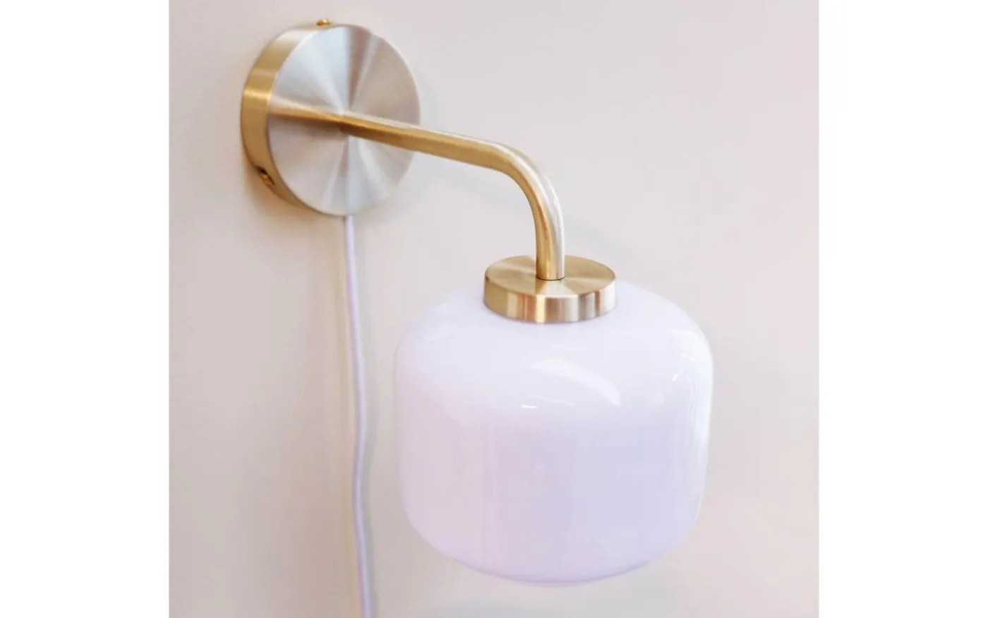 Arp Vägglampa Opal/Mässing