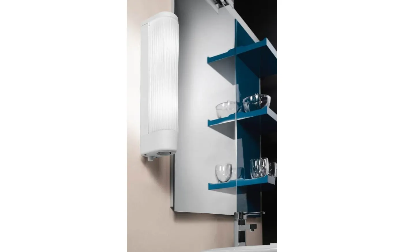 Bari 1 Spegelbelysning med Uttag 35cm Vit