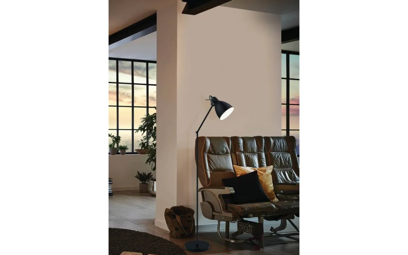 Priddy Golvlampa Svart