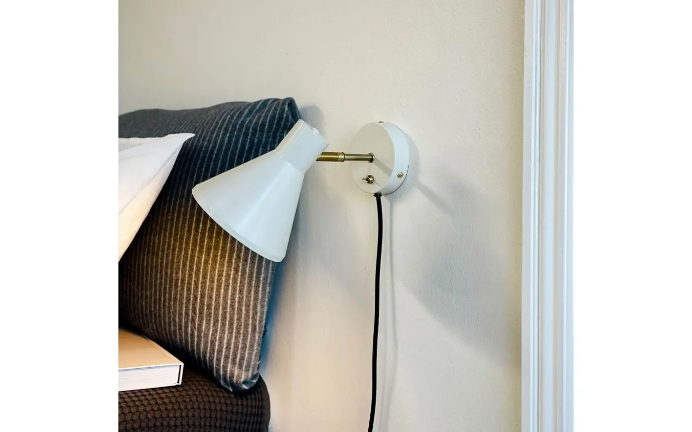 Sleep Vägglampa Blank Pärlvit/Antikmässing