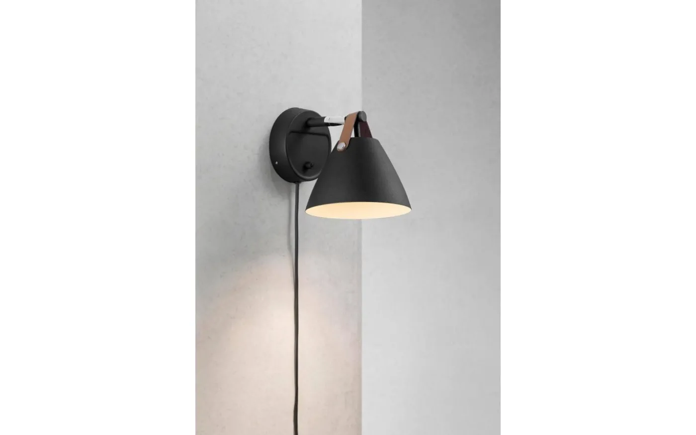 Strap 15 Vägglampa Svart